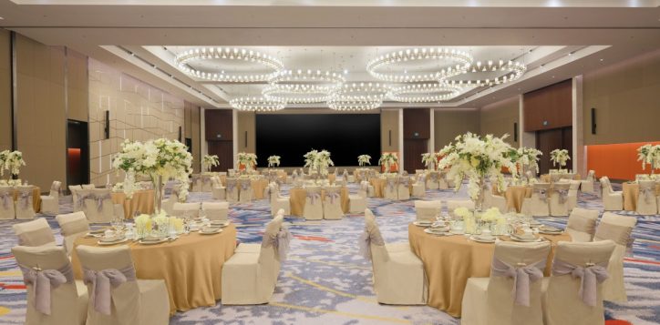 wedding-set-up-gfdd0455-gold-table-cloth-lighter-no-runner-2-2