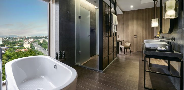 junior-suite-bathroom-2