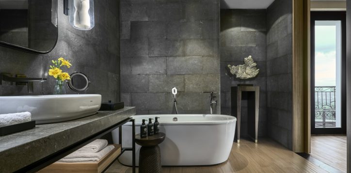 suite-bathroom-1-2
