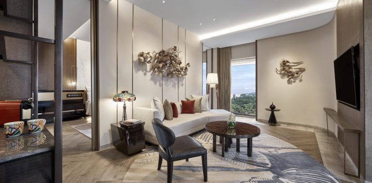 grand-suite-family-room_1-2